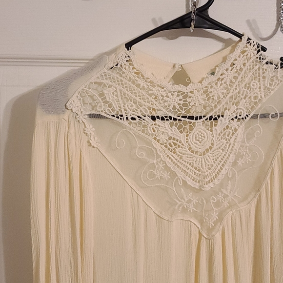 Unique Blouse - Picture 2 of 3